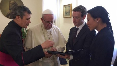 Zuckerberg regala al papa Francisco el modelo de un dron que dará Internet a los pobres