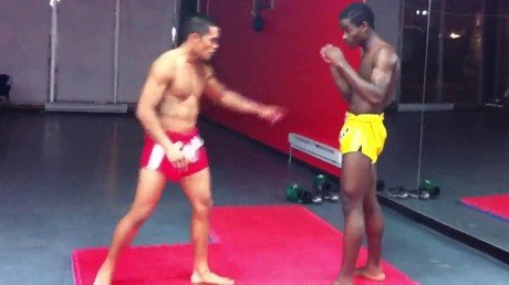 A lo Steven Seagal: Le 'quiebra' la pierna en una demostración marcial [FUERTE VIDEO]