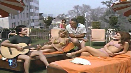 Se hace viral la escena de 1979 donde Don Ramón canta junto a Juan Gabriel 