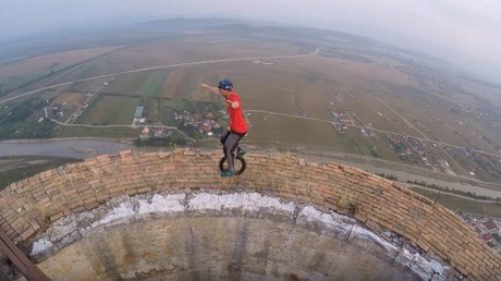 Este malabarista desafía a la muerte haciendo trucos en un monociclo sobre el abismo
