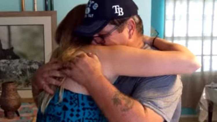 "¿Quieres adoptarme?": El emotivo regalo de una joven a su padrastro