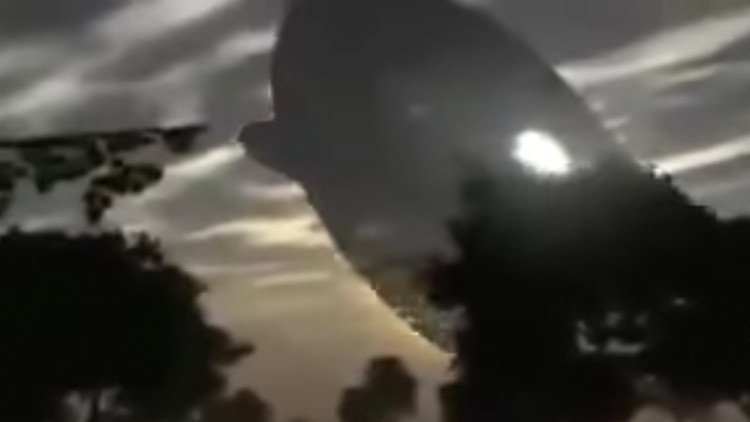 'Día de la Independencia': Enorme ovni aterroriza a un pueblo malasio (Video)