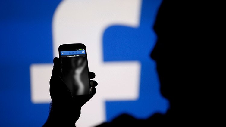 Facebook publica una foto de una adolescente desnuda y ella lleva a la red social a los tribunales