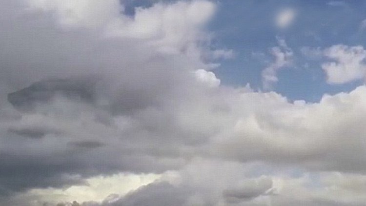 Perú: Camarógrafo capta una nave nodriza entre las nubes cuando hacía grabación timelapse (video)