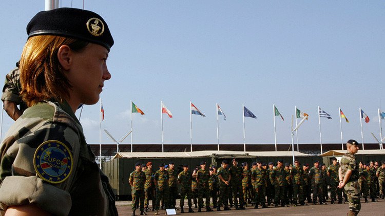 Juncker quiere que la UE deje de ser 'una horda de pollastres' y cree una fuerza militar común