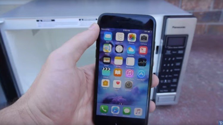 Intentan cargar un iPhone 7 en un microondas y esto fue lo que pasó