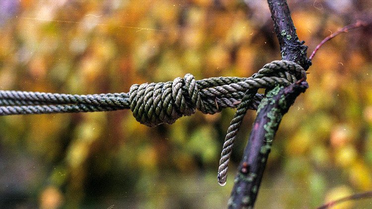 Una niña que sufre una enfermedad mental lleva 6 años atada a un árbol por sus abuelos (FOTO)