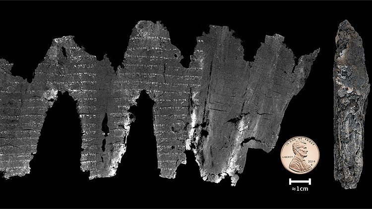 Se desintegraba al tocarlo: Desenrollan 'virtualmente' una copia calcinada del Antiguo Testamento