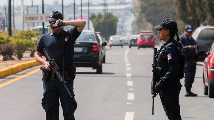 México: Encuentran a un sacerdote 'secuestrado' entrando y saliendo de un hotel con un menor (VIDEO)