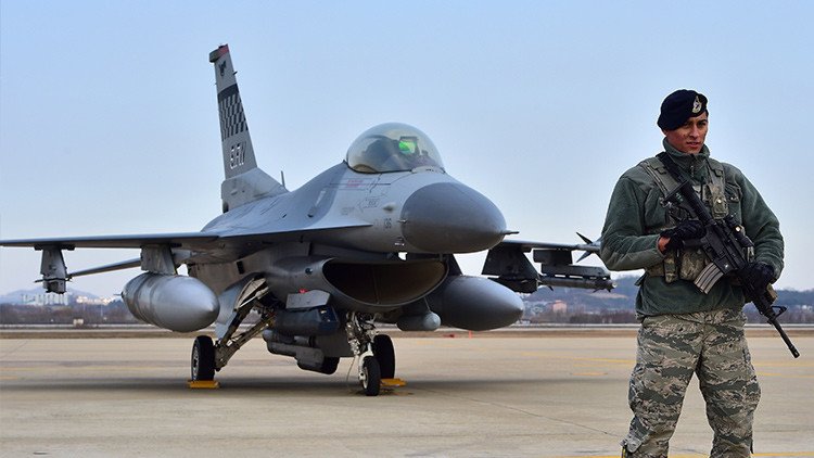 Un enemigo inesperado: Unas bacterias están 'devorando' los aviones militares de EE.UU.