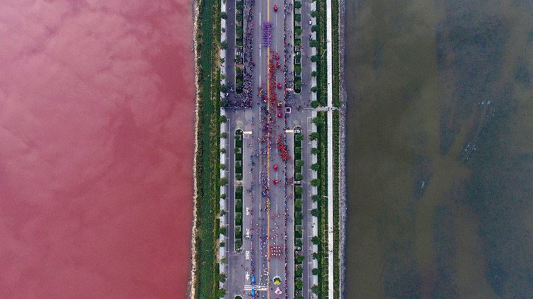 El 'mar Muerto' chino se tiñe de rojo sangre (foto, video)