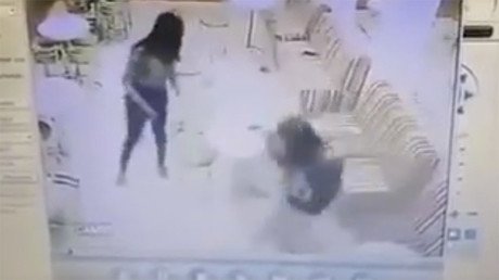 A sangre fría: un joven es abaleado en una heladería por un desconocido en Brasil (video +18)