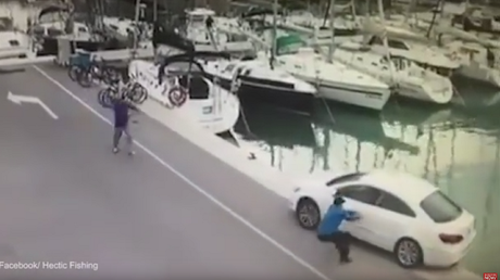 ¡Corre, Forrest!: Se olvida de poner el freno de mano y… ¡coche al agua!