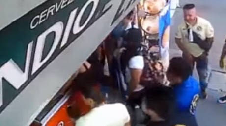 Agua, refrescos y cerveza: Unos hinchas mexicanos saquean una tienda 'sin despeinarse'