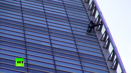 El 'Spiderman francés': Alpinista urbano escala un rascacielos de París sin protección 