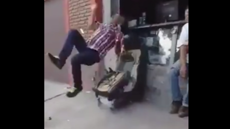 Un anciano se sienta en un cómodo sillón y sale eyectado