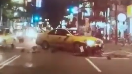 Una moto 'se desintegra' al colisionar con un taxi