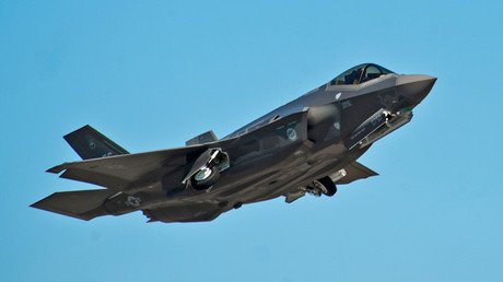 "Ni en un millón de años": ¿por qué el caza F-35  no es rival para el bombardero ruso Su-35?