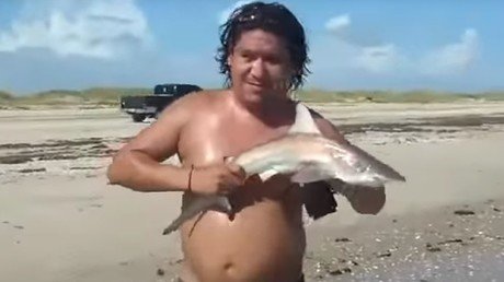 Karma instantáneo: Hace sufrir a un 'tiburoncito' para fotografiarse y se lleva dolorosa sorpresa