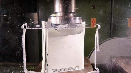 Esto es lo que pasa si aplastas un Xbox 360 con una prensa hidráulica