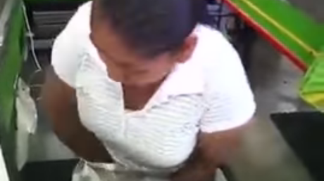 No creerás cuántas cajas de chicles se quería robar esta señora bajo la falda