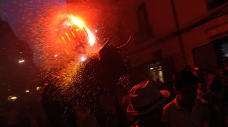 Una estudiante de fotografía es agredida por aficionados taurinos en España