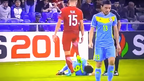 La 'patadita de Dios': Un jugador se recupera 'milagrosamente' tras retorcerse en el campo