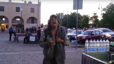 El vagabundo que canta como Juan Gabriel sorprende en la Red