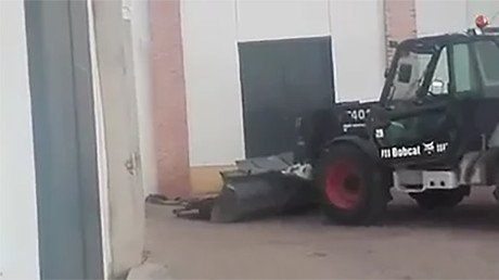 FUERTES IMÁGENES: Así torturan hasta la muerte a una vaquilla tras un festejo taurino (+18)