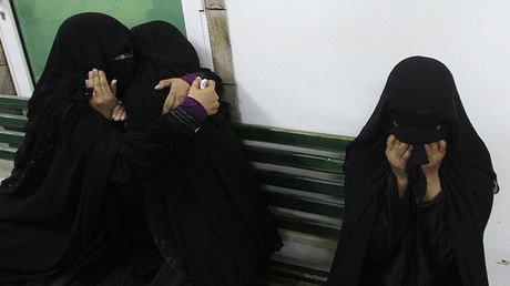 España: Dos neonazis patean a una mujer embarazada por llevar un niqab