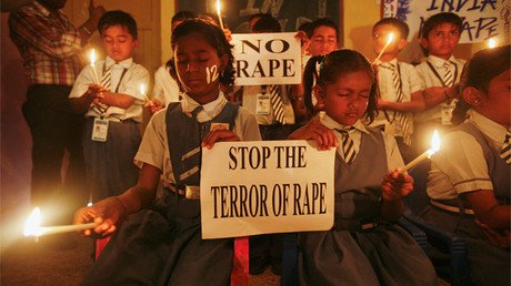 Video: Un legislador de la India reúne a una joven con su acosador para que lo abofetee ella misma