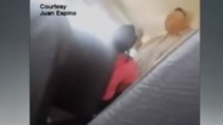 Video: Vierten una botella de agua sobre un alumno por hablar español en un autobús escolar