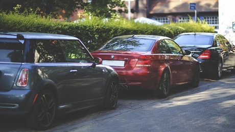 México: Un funcionario aparca en un lugar para discapacitados y golpea a un hombre (video)