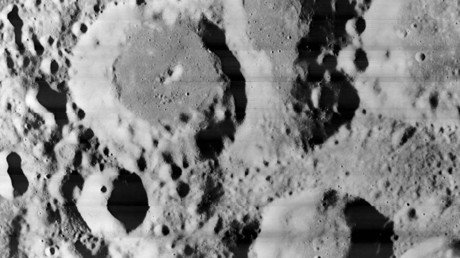 ¿Hay una 'antena alienígena' en esta foto de la Luna?