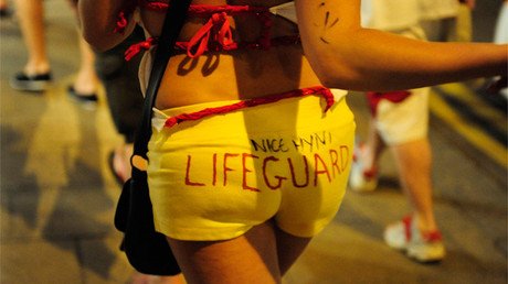 Golpean a varios hombres en Francia porque sus mujeres iban en pantalones cortos