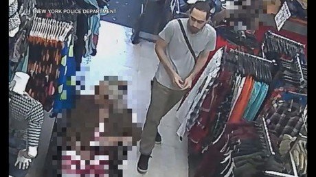 Roba descaradamente a una anciana de 93 años en silla de ruedas utilizando una técnica lamentable 