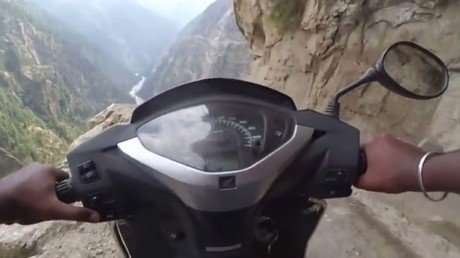 En motocicleta por el camino más peligroso del mundo