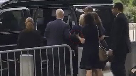 Un misterioso objeto se le cayó a Hillary Clinton en el momento de desmayarse