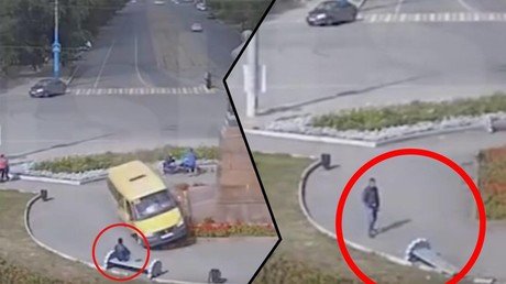 Ver la muerte acercarse en '3D': minibús sin frenos deja estupefactos a varios transeúntes