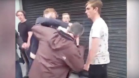 Video: Un heroinómano apuñala a un joven en el cuello con unas tijeras (+18)