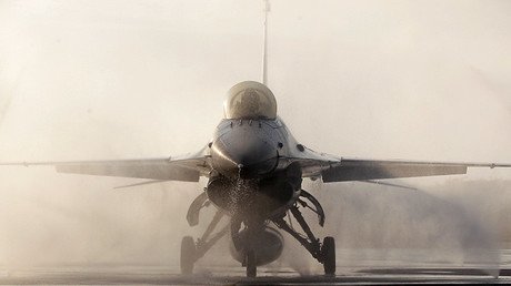 El piloto desvanecido de un F-16 se salva gracias al sistema automático de control (VIDEO)