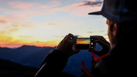 ¿Por qué su móvil funciona mejor en una mano que en la otra?