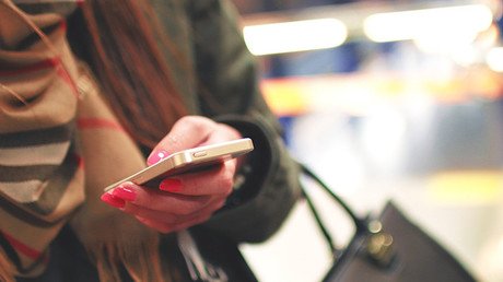 Se entera por SMS de que ha sido condenada en un juicio que desconocía