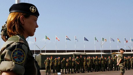 Juncker quiere que la UE deje de ser 'una horda de pollastres' y cree una fuerza militar común