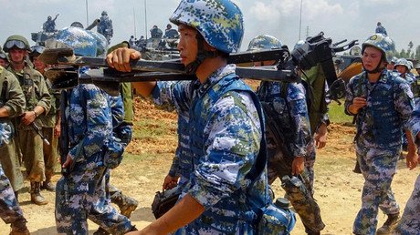 Hombro con hombro: infantes de marina rusos y chinos liberan un edificio de 'terroristas' (VIDEO)
