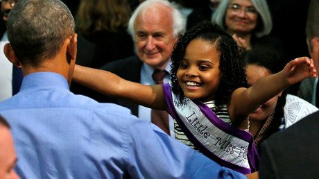Foto viral: compare la cara de esta niña al ver a Obama y a Trump