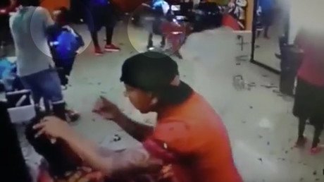 IMÁGENES EXPLÍCITAS: Matan a un hombre mientras era atendido en una peluquería en Colombia