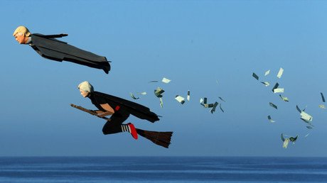 FOTOS: Clinton y Trump 'surcan los cielos' y lanzan billetes falsos