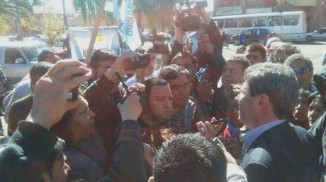 Argentina: una empresa minera derrama cianuro y un gobernador recibe un huevazos