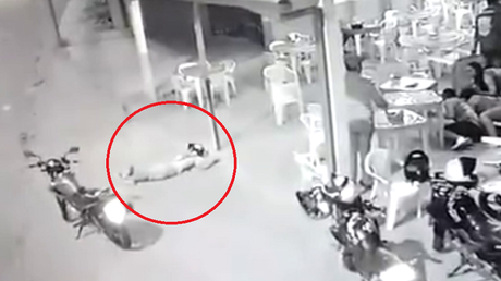 Intentan asaltar un restaurante sin saber quién estaba cenando: Uno muere, otro huye despavorido